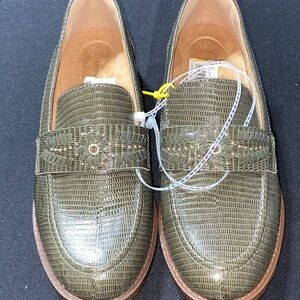 NEW BRIOSO Wo size 8 Olive Green Leather SLIP on  Loafers with Embellishments